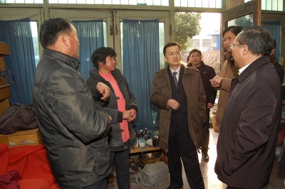 2011年春節(jié)前，公司董事長(zhǎng)兼黨委書記潘建清親自到群益村村民家中走訪慰問(wèn)